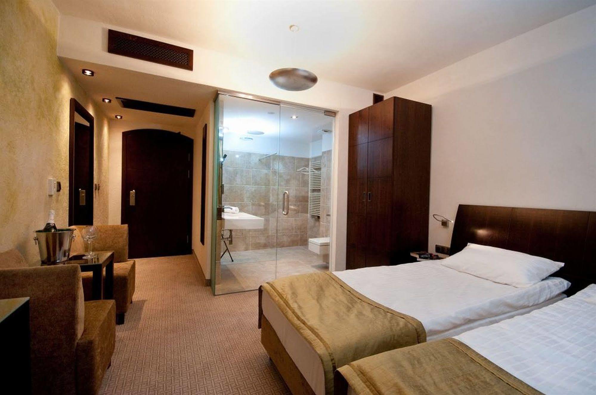 Hotel Remes 오팔레니카 외부 사진